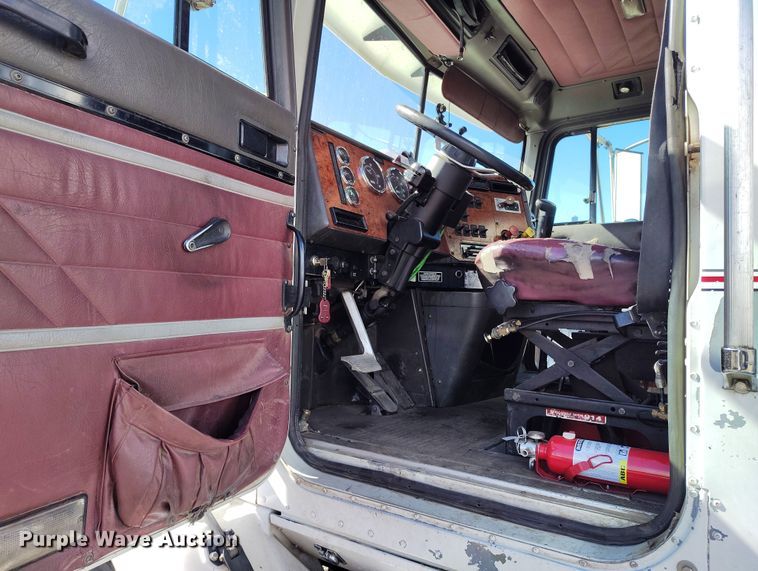 image for item BI9764 1996 International 9200 semi truck