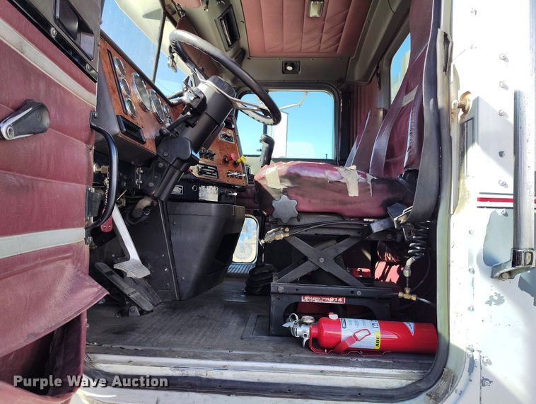 image for item BI9764 1996 International 9200 semi truck