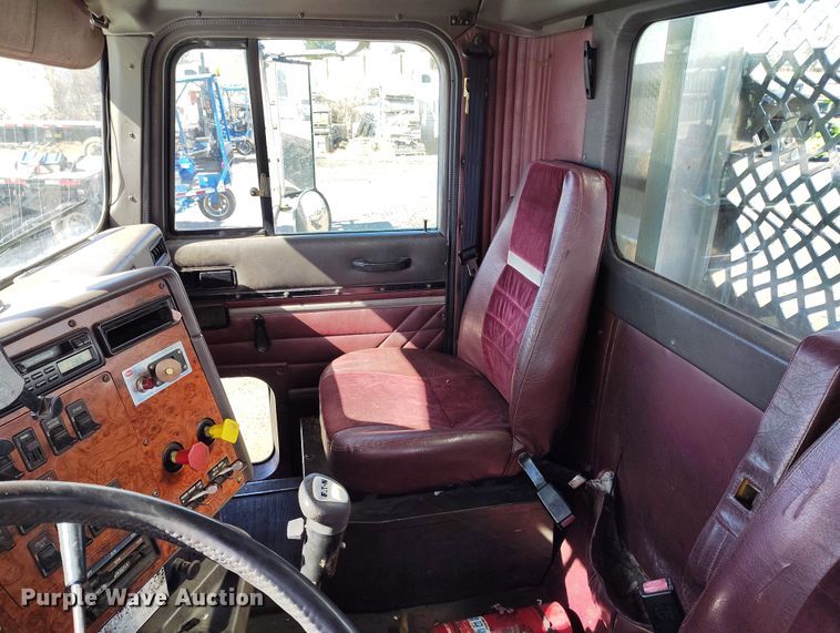 image for item BI9764 1996 International 9200 semi truck