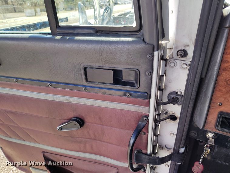 image for item BI9764 1996 International 9200 semi truck