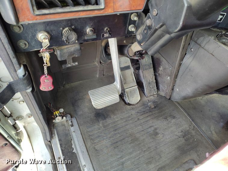 image for item BI9764 1996 International 9200 semi truck