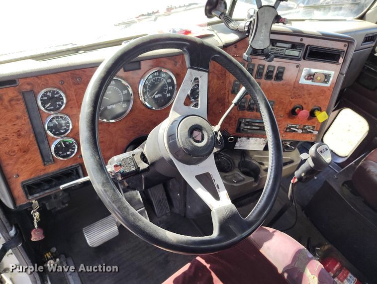 image for item BI9764 1996 International 9200 semi truck