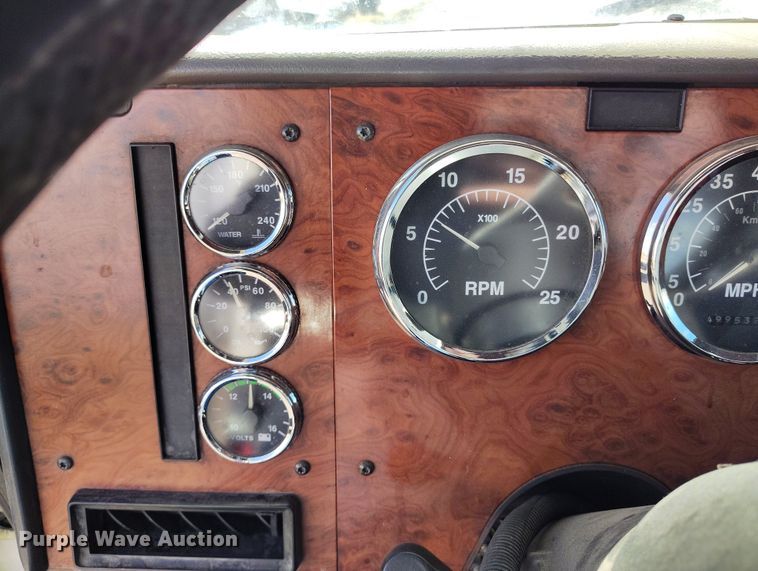 image for item BI9764 1996 International 9200 semi truck