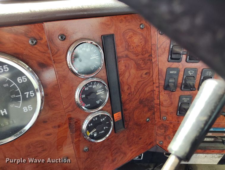 image for item BI9764 1996 International 9200 semi truck