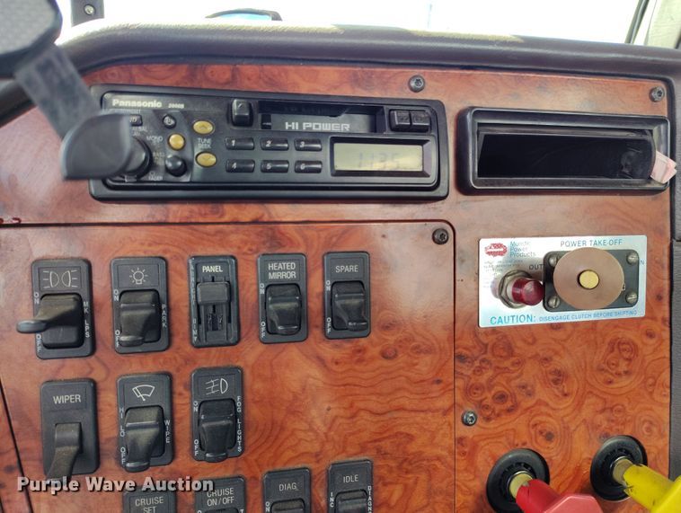 image for item BI9764 1996 International 9200 semi truck