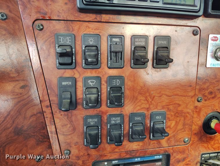 image for item BI9764 1996 International 9200 semi truck