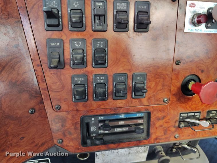 image for item BI9764 1996 International 9200 semi truck