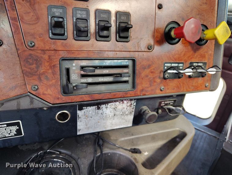 image for item BI9764 1996 International 9200 semi truck