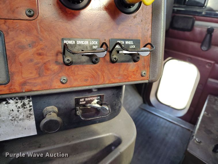 image for item BI9764 1996 International 9200 semi truck