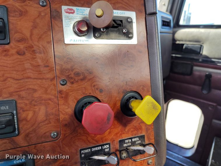 image for item BI9764 1996 International 9200 semi truck