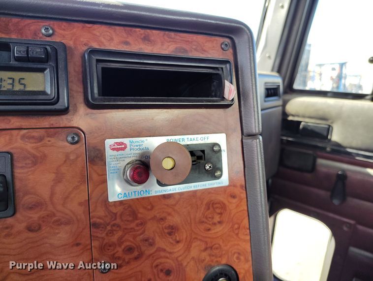 image for item BI9764 1996 International 9200 semi truck