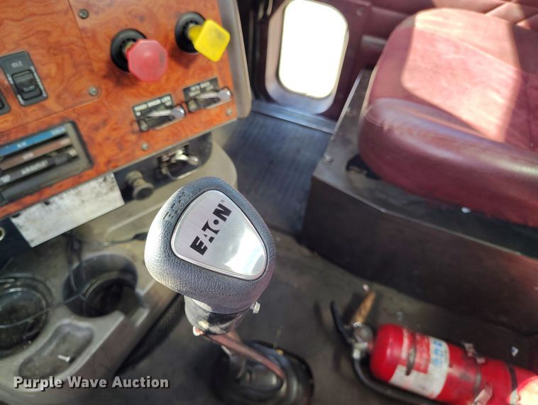 image for item BI9764 1996 International 9200 semi truck