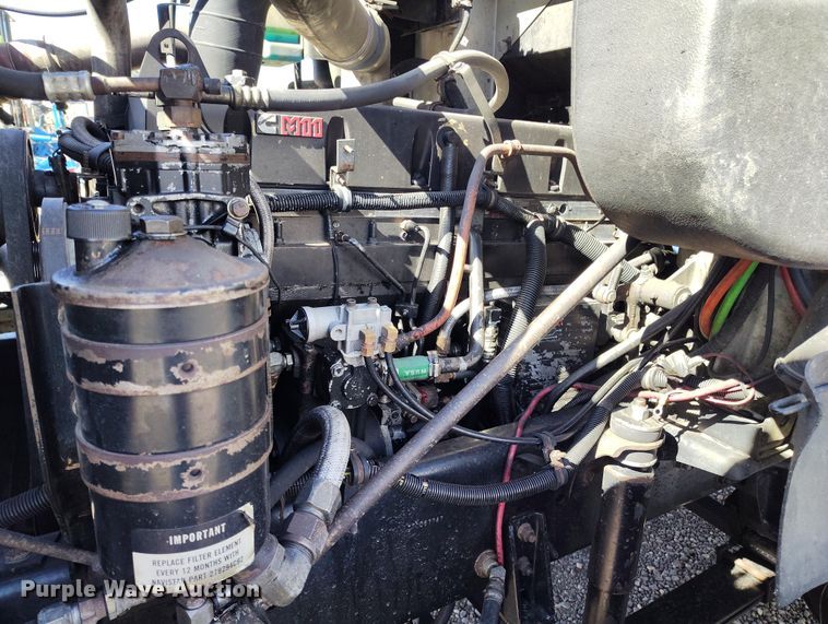 image for item BI9764 1996 International 9200 semi truck