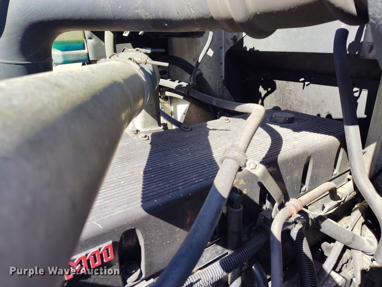 image for item BI9764 1996 International 9200 semi truck