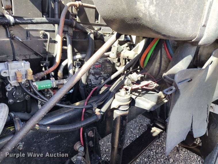 image for item BI9764 1996 International 9200 semi truck