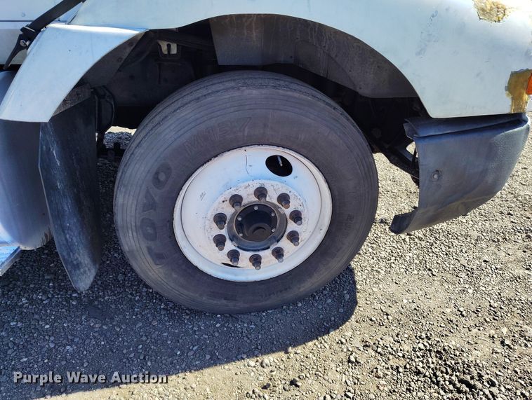 image for item BI9764 1996 International 9200 semi truck