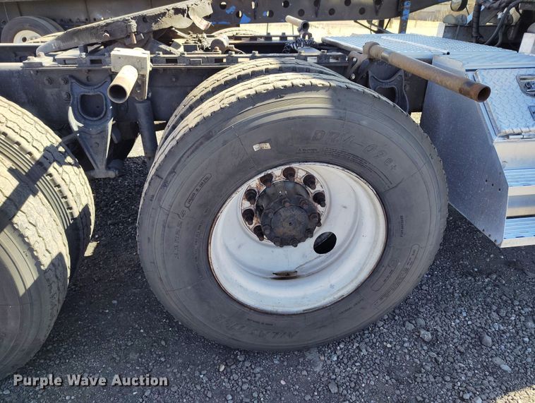 image for item BI9764 1996 International 9200 semi truck