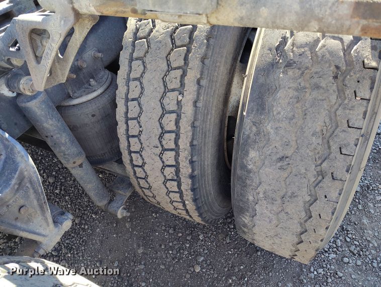 image for item BI9764 1996 International 9200 semi truck