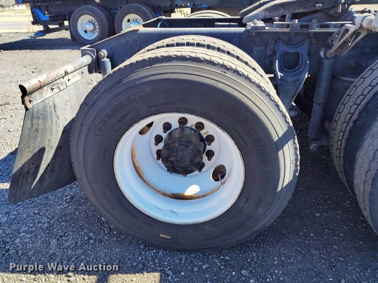 image for item BI9764 1996 International 9200 semi truck