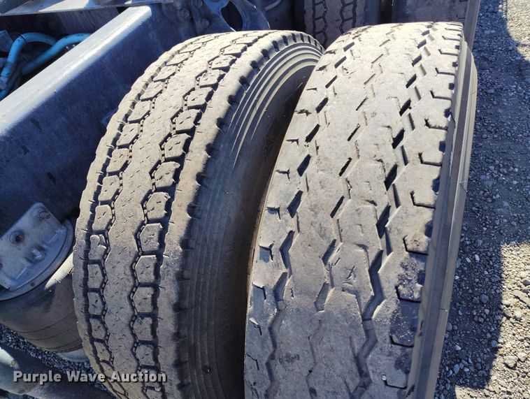 image for item BI9764 1996 International 9200 semi truck