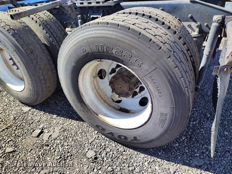 image for item BI9764 1996 International 9200 semi truck