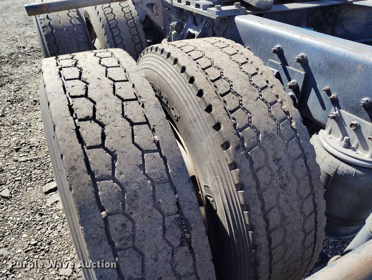 image for item BI9764 1996 International 9200 semi truck