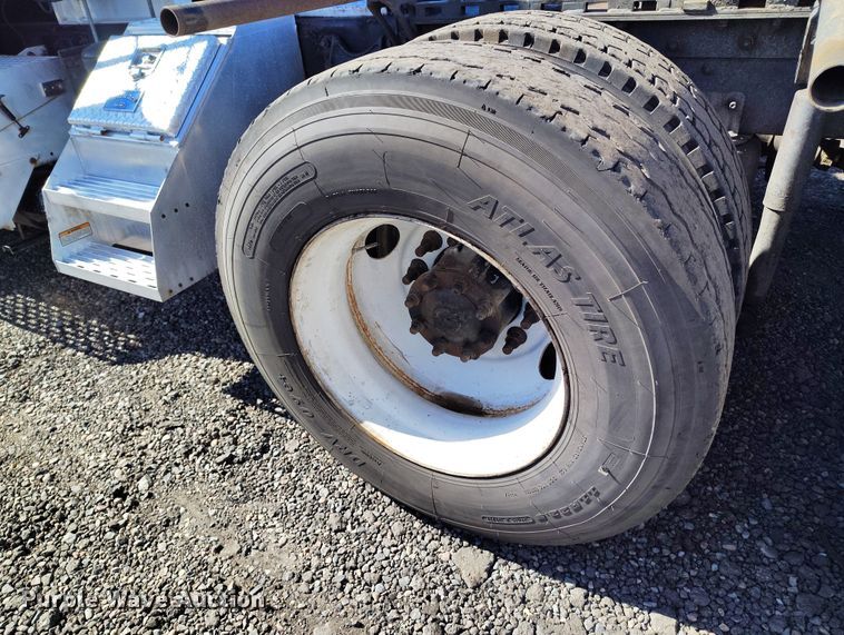 image for item BI9764 1996 International 9200 semi truck