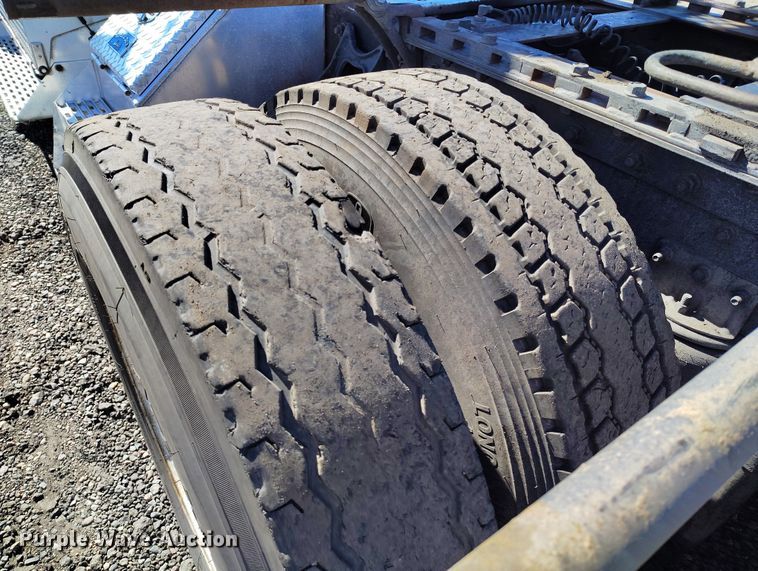 image for item BI9764 1996 International 9200 semi truck