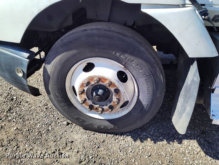 image for item BI9764 1996 International 9200 semi truck