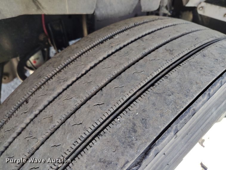 image for item BI9764 1996 International 9200 semi truck