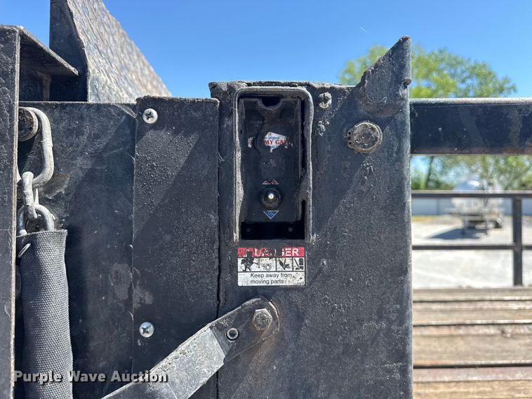 image for item DO8497 2012 Peterbilt 337 flatbed truck