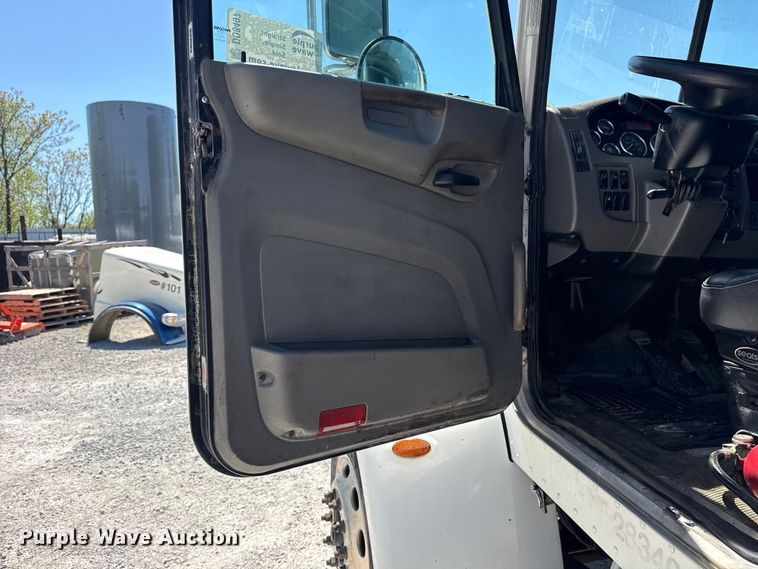 image for item DO8497 2012 Peterbilt 337 flatbed truck