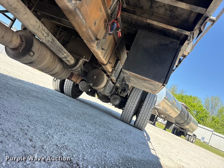 image for item DO8497 2012 Peterbilt 337 flatbed truck