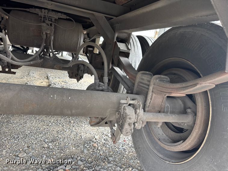 image for item DT0051 2013 Wabash National dry van trailer