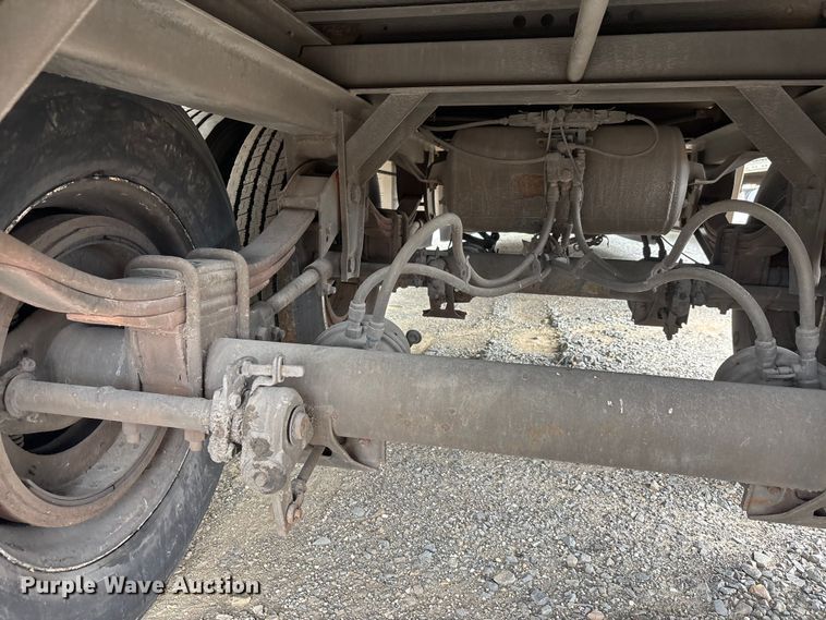 image for item DT0051 2013 Wabash National dry van trailer