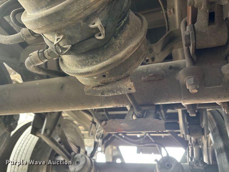 image for item DT0051 2013 Wabash National dry van trailer