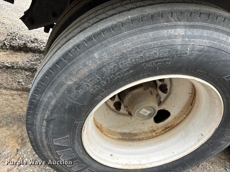 image for item DT0051 2013 Wabash National dry van trailer