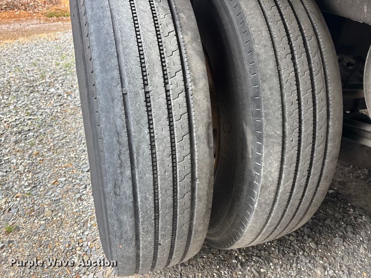 image for item DT0051 2013 Wabash National dry van trailer