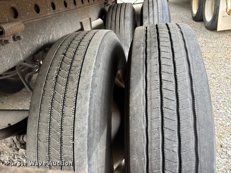 image for item DT0051 2013 Wabash National dry van trailer