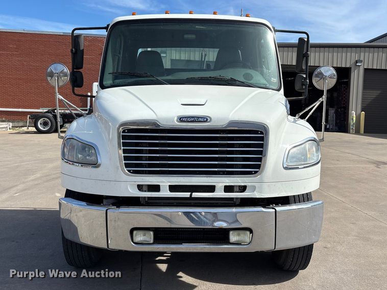image for item DT0108 2017 Freightliner M2 semi truck