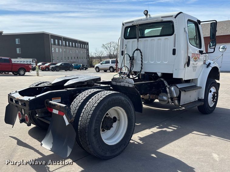 image for item DT0108 2017 Freightliner M2 semi truck