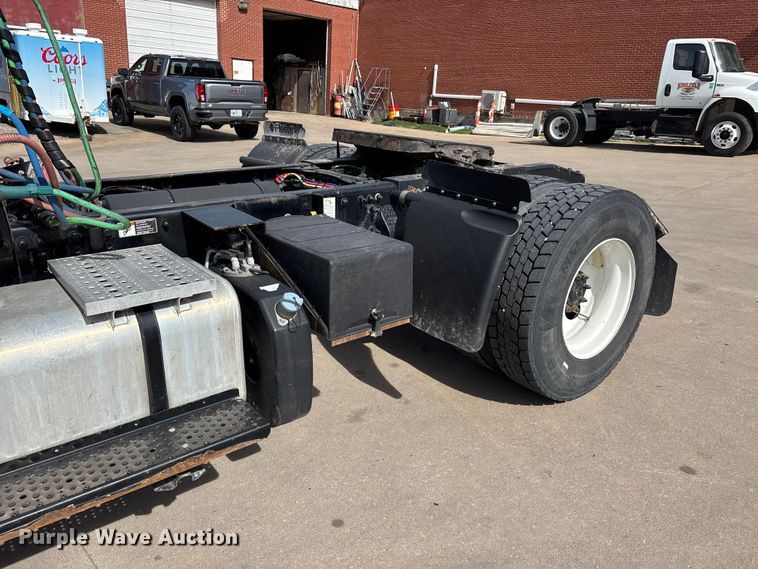 image for item DT0108 2017 Freightliner M2 semi truck