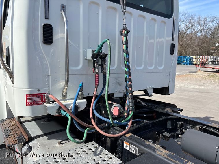 image for item DT0108 2017 Freightliner M2 semi truck