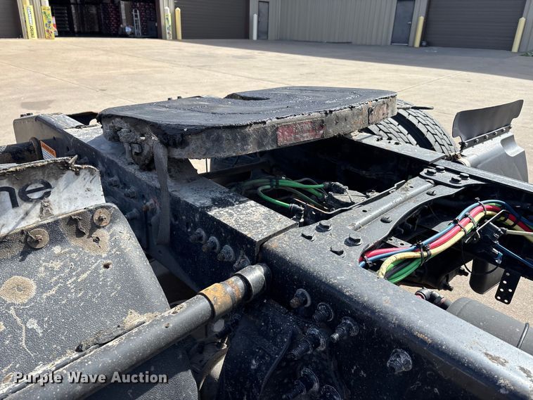 image for item DT0108 2017 Freightliner M2 semi truck