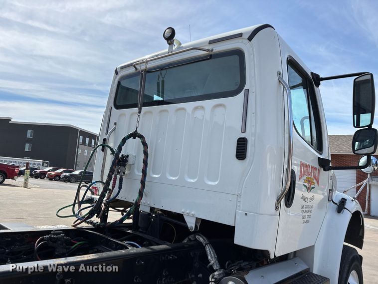 image for item DT0108 2017 Freightliner M2 semi truck