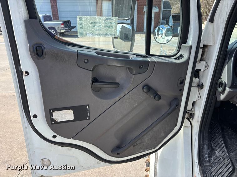 image for item DT0108 2017 Freightliner M2 semi truck