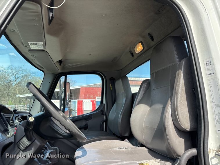 image for item DT0108 2017 Freightliner M2 semi truck