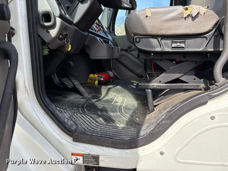 image for item DT0108 2017 Freightliner M2 semi truck