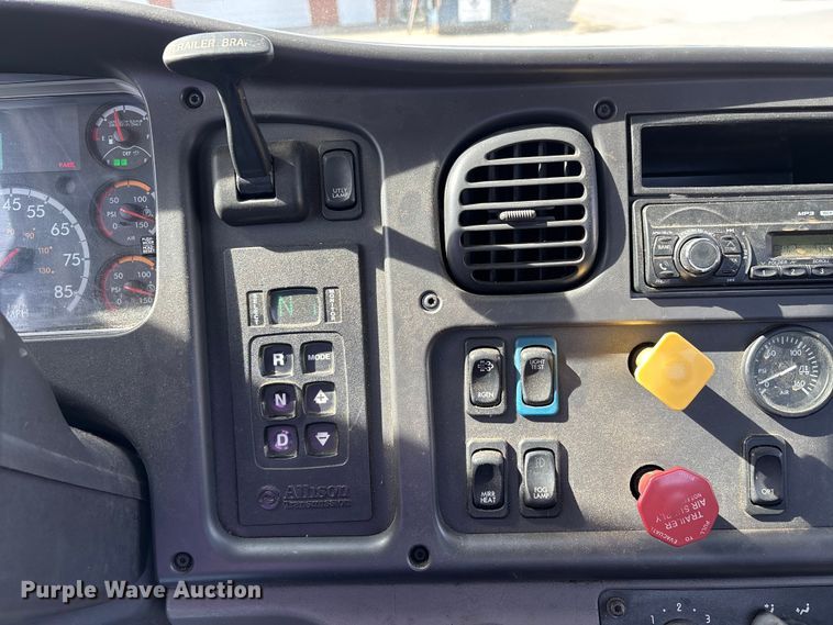 image for item DT0108 2017 Freightliner M2 semi truck