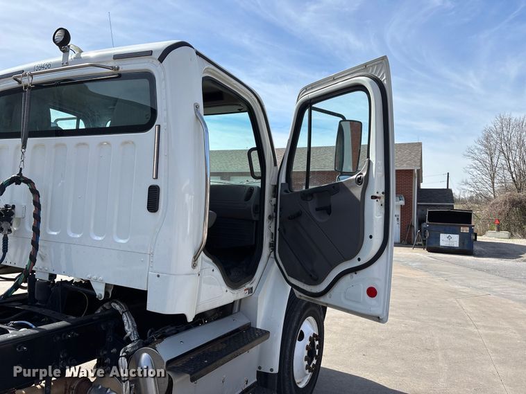 image for item DT0108 2017 Freightliner M2 semi truck